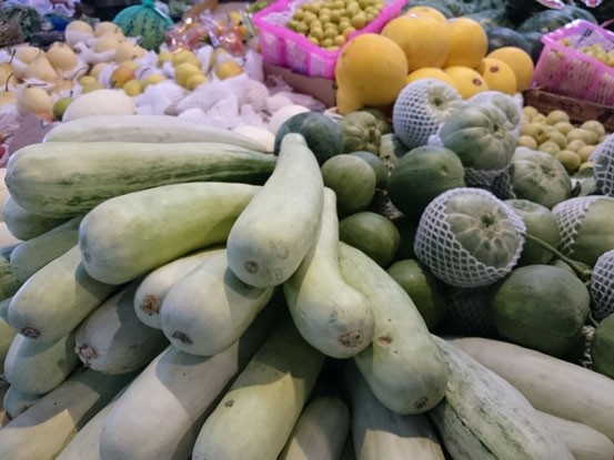 日本では見かけない野菜も多く並んでます。