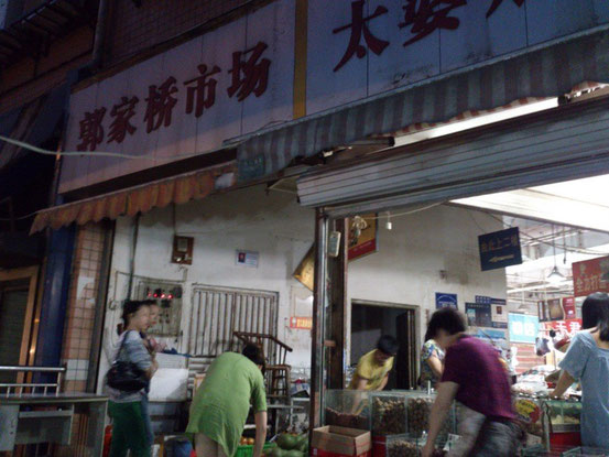 周辺は小さな飲食店が多く、市場もあって非常に便利。