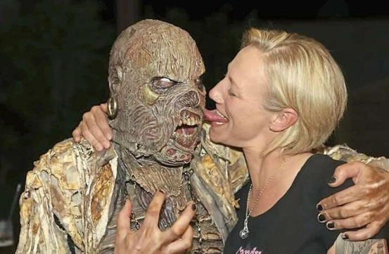 Silke Bentlin mit Lordi-Gitarrist Amen Ra - mit dem Metal-Rocker verbindet sie eine Freundschaft (Foto: Gareth Tynan)