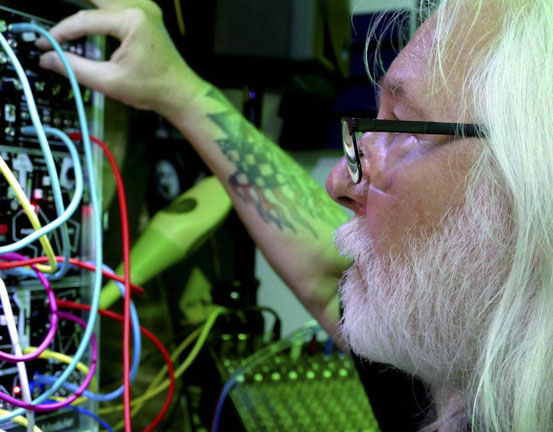 Im Studio: Der Klangkünstler programmiert einen Analog-Synthesizer. © privat