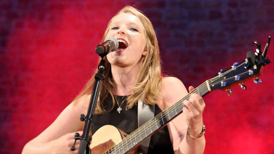 Dieses Konzert werden die Besucher lange nicht vergessen: Leonie Jakobi begeisterte im Burggarten. © zcol