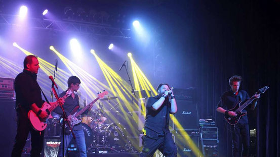 Sindustry aus Frankfurt eröffneten den Abend mit kraftvollem Metal-Sound. Obwohl alle vier Bands eine tolle Show boten, blieben die Zuschauer aus.   © Kirschner