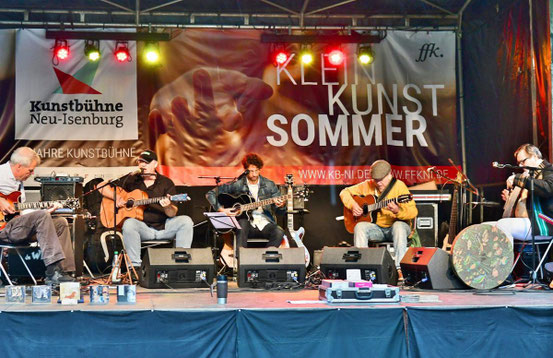 Spielfreude pur: Torsten de Winkel, Paddy Schmidt, Julian Kessler, Patrick Steinbach und Günter Bozem (von links) brillierten zum Auftakt des KleinKunstSommers beim Forum zur Förderung von Kunst und Kultur. © -Postl
