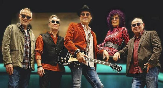 "Best Before Now" sind bunt, rockig im Stil der 70er. Von links: Klaus Hesse, Peter Quast, Thomas Steckenreiter, Anke Spagone und Stefan David. © privat/Yannik Bill