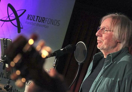 Volker Rebell rezitierte Texte von Ludo Kaiser zur Musik von Thomas und Stephan Langer. Foto: Klaus Faust