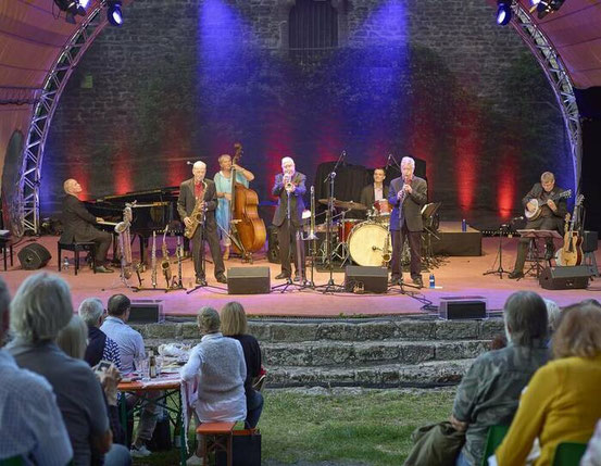 Die Barrelhouse Jazzband hat auch nach sieben Jahrzehnten nichts von ihrem Schwung eingebüßt. Foto: postl