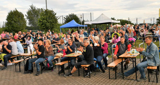 Das Publikum im Maingau-Energie-Stadion sang, groovte und klatschte von Beginn des „Monotones“-Heimspiels in Rodgau an mit. © Mecora
