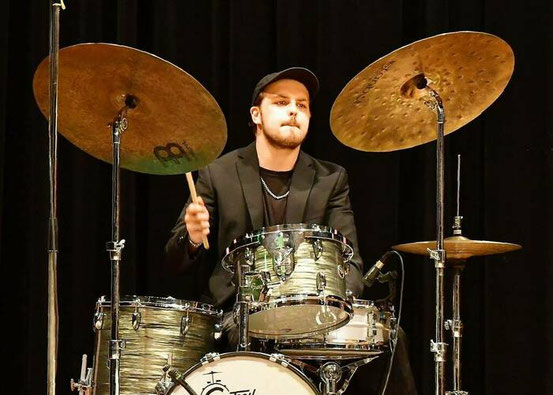  Jan Iser kann beides: filigranen, komplexen Modern Jazz und brachialen Abriss-Rock. Das Foto entstand Ende Mai im Bürgerhaus Nieder-Roden. Foto: mecora 