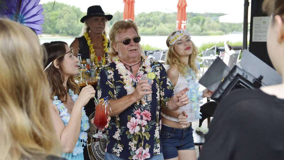 Peter Osterwold beweist im Video Humor: Er rennt in roter Badehose in David-Hasselhoff-Manier am Strand entlang. © chz
