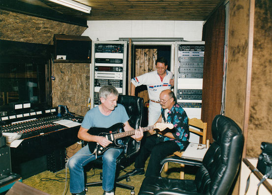 Hanspeter Günster und Hans-Jürgen Lilie spielen Gitarrenparts direkt in der Regie des Tonstudio Bieber ein. Mike Siebel schaut interessiert zu.