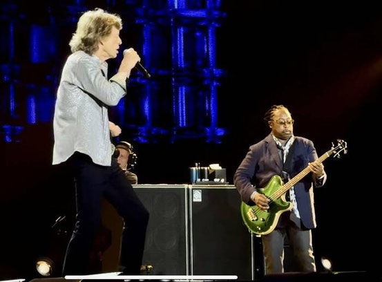 "Rolling Stones"-Bassist Darryl Jones spielt einen Rietbergen-Bass aus Rodgau. Hier auf der Bühne zu sehen mit Ur- und Ober-„Stone“ Mick Jagger beim Eröffnungsabend der dieser Tage in Houston gestarteten "Hackney Diamonds"-Tour. Foto: privat