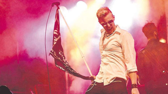 Steven Haasemann ist, was Rock’n’Roller eine Rampensau nennen. Der Sänger und seine Bandkollegen sind auf der Bühne ein Ereignis. Das stellten sie vor Kurzem auch beim Dreieicher Stadtfest unter Beweis. Am 25. November rocken sie die altehrwürdige „Krone“