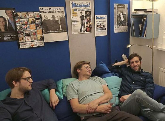 Der winzige Backstage-Raum ist Künstergarderobe und Aufenthaltsraum, hier mit dem "Garvie-Trio". Foto: Klaus Faust