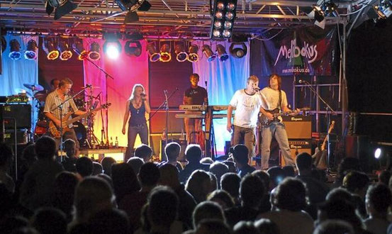 Seit Jahren auch über den Ostkreis hinaus unter wegs: Melibokus bei ihrem Auftritt 2007 auf dem Straßenfest in Eichenberg, Bayern. Foto: privat
