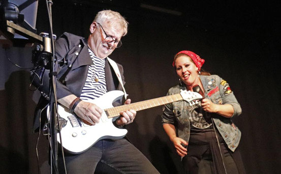 Rocken nach Corona: Sowohl fürs Publikum als auch für The Rockin‘ Two, Tom Jet und Inka Bertagnoll, war das erste Livekonzert nach der Zwangspause ein Erlebnis.  © Liz