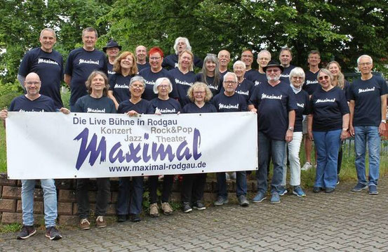 Das "Service Team“ des Maximals – zu erkennen an den blauen T-Shirts – ist am Samstag Ansprechpartner fürs Publikum. Foto: Privat