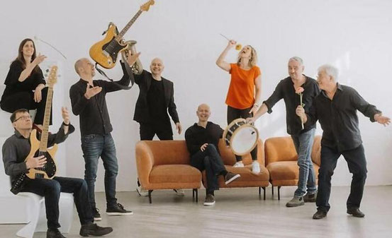  Band Habakuk in ihrer aktuellen Besetzung. Ganz rechts (mit Blume) ihr Gründer und Kopf, der Offenbacher Eugen Eckert. Deren Musik gehört fest zum christlichen Liedgut und ist in deutschsprachigen Gesangbüchern zu finden. © Daniela Hillbricht 