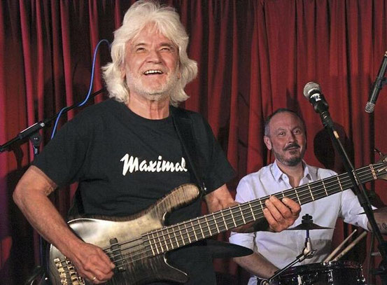 Wolfgang Schmid (links) ist ein gern gesehener Gast im Maximal, hier mit dem Schlagzeuger Oliver May. Foto: Klaus Faust