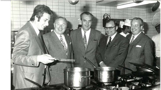 Meister seines Fachs: Mauro Tonini lässt die Polit-Prominenz in die Töpfe gucken (von rechts) Erich Scheid, Hans Salomon, Heiner Keim und Walter Schmitt. © wenho