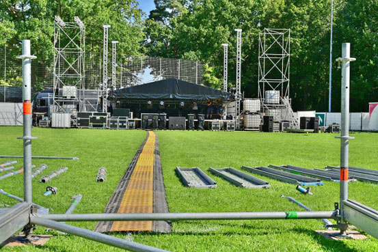 In ein Festivalgelände haben Mitarbeiter in dieser Woche den Bereich des Sportparks verwandelt, in dem morgen der Iseborjer Kultursommer startet. © postl