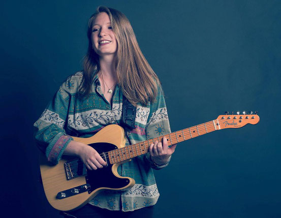 Eine Frau und ihre Gitarre: Am Sonntag spielt Leonie Jakobi aber mit Band in der Werkstatt. © paul wills