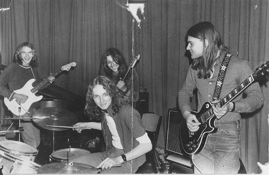 1973 in Niederroden, v.l.n.r.: Rainer Michel (g), Jürgen Böttcher (dr), Arno Gessner (b), Raimund Salg (g)