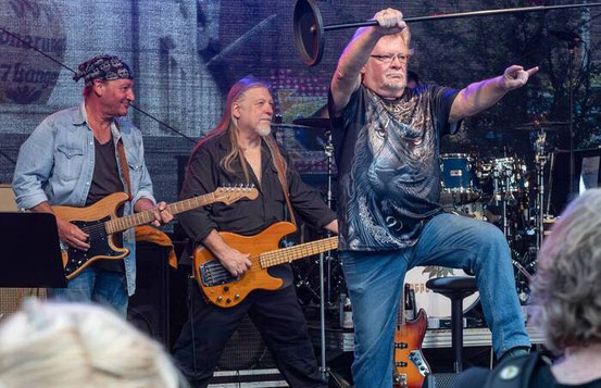 Brachten das Publikum im Hausmann-Biergarten zum Rocken: Die Rodgau Monotones (hier von links) Rolf Plaueln, Joky Becker und Peter Osterwold. 