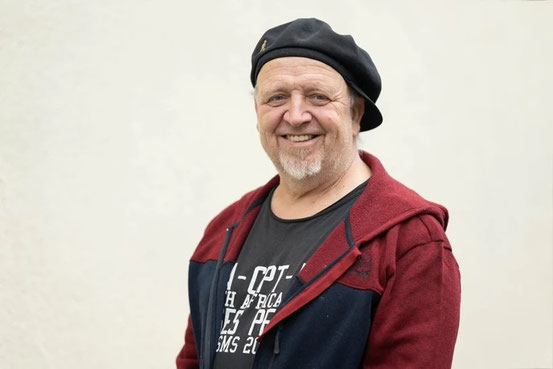 Die Kappe ist sein Markenzeichen: Ali Neander vor seinem Haus in Frankfurt. Foto: Wonge Bergmann