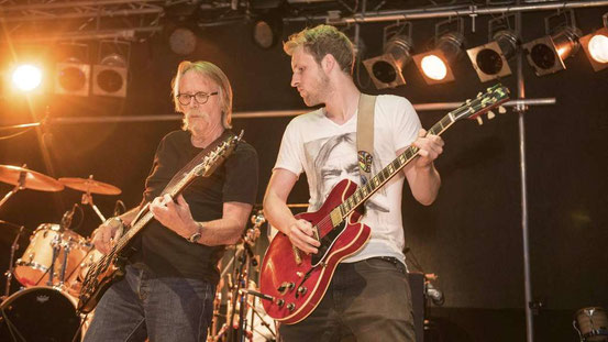 Auf der zehn Meter breiten Open-Air-Bühne des dritten BOA-Festivals spielten am Wochenende zehn Bands: Unter dem Motto "Das spielt doch sonst keine Sau" präsentierten Fine-Rip am Samstagabend Gitarren-Bluesrock zum Mitgrooven. © Sauda