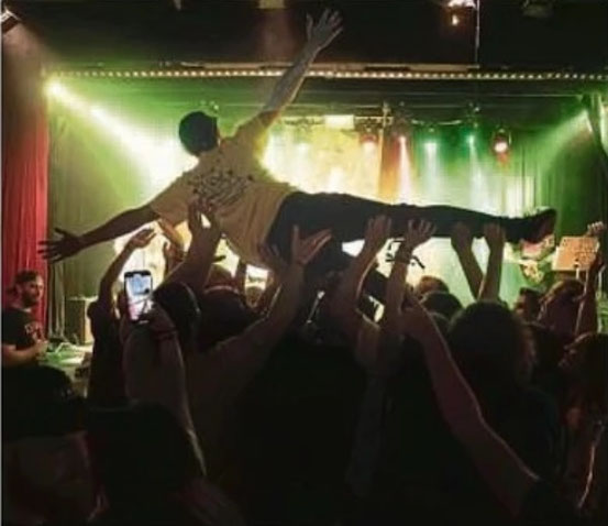 Hoch her ging's bereits am Freitag, als zum Auftakt gleich sechs Bands die Schanz-Bühne rockten.
