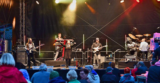 Bühne frei für den Iseborjer Kultursommer: Die Gypsys um Sängerin Ena Roth eröffneten am Freitagabend die Veranstaltungsreihe im Sportpark. © postl