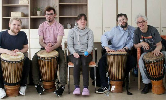 Techniken an der Djembé zeigten Alexander Hagen, Andreas Krause, Cindy Hentschel,  Lukas Kühn und Farid Faust (von links) den FSJlern der Behindertenhilfe. (Foto: privat)
