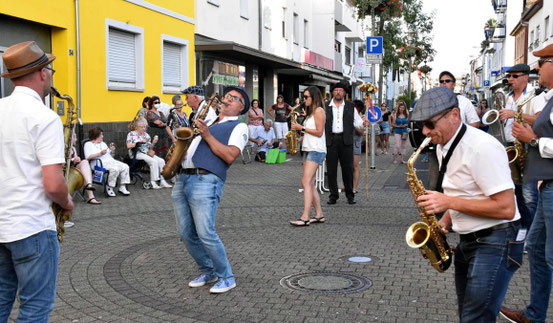 Mitreißende Melodien boten die Musiker der Gruppe Sax Power beim vierten „Hofsommer on tour“ auf der Bahnhofstraße. Die Veranstaltungsreihe fand auch am ungewohnten Ort guten Zuspruch. © Michael Prochnow