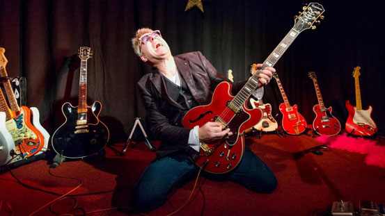 Auch solo ist Tom Jet auf den Bühnen im In- und Ausland unterwegs – begleitet nur von seinen Gitarren. © Wittekopf