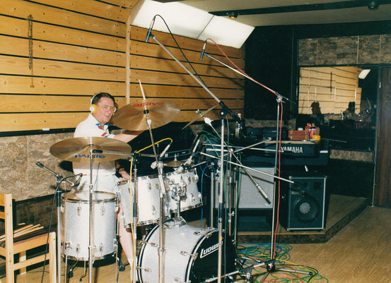 Mike Siebel am Schlagzeug bei den Aufnahmearbeiten zur CD "Remember" im Aufnahmeraum des Tonstudio Bieber in Offenbach.