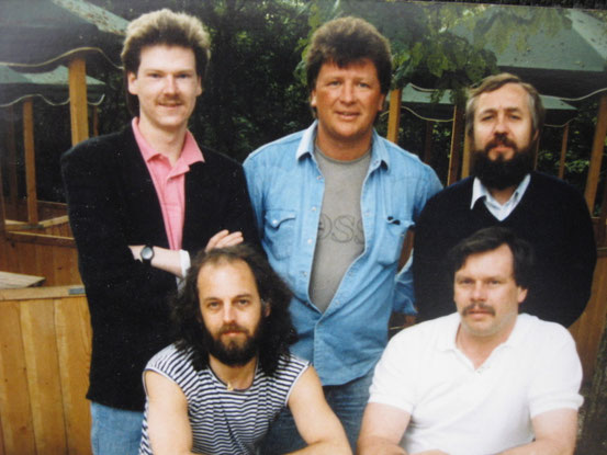 FAME mit Buddy Caine, 1988 Saalburg, v. l. n. r.: oben: Bodo Gutenstein, Buddy Caine, Rolf Ruppert; unten: Bob Meaker, Rainer Deparade