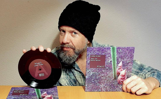 Mit der Vinyl-Single „Liebe Grüße!/Jazz ist keine Option“ beteiligt sich der Obertshausener Musiker Marco Pleil an der Aktion „Hessen kulturell neu eröffnen“. © Kinsler