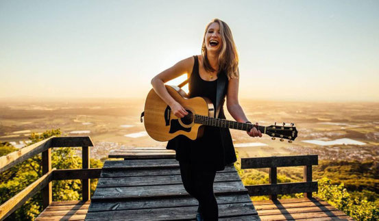 Die Sonne im Rücken hat Leonie Jakobi aus Dreieich auch auf diesem Promo-Bild. Wo sie am Dienstag spielt, bleibt geheim – aber das Konzert kann jeder dank Livestream auf dem Balkon oder im Wohnzimmer genießen. © Veranstalter