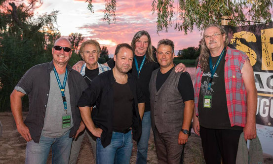 Das sind Backroots: Rolf Plaueln (von links), Achim Farr, Henning Doms, Udo Kistner, Anselm Wild und Hansel Billing. © p/handdruck.de