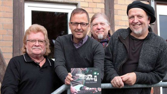 Der Autor und drei Monotones-Musiker präsentieren ihr Buch (von links): Peter Osterwold, Oliver Zils, Joky Becker, Ali Neander.  © Wolf