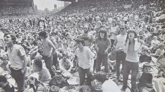 Fast nur auf Schätzungen kann man sich verlassen, wenn es um die Zahl derjenigen geht, die gestern im Stadion auf dem Bieberer Berg den Superstars Santana zuhörten. © Archiv/Lang Repro: Back OP 12. Juni 1984