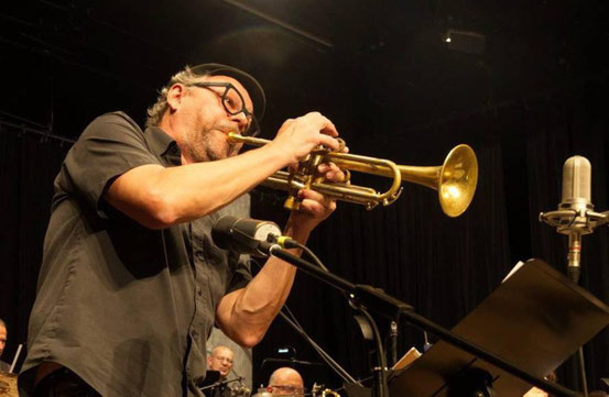 Solist mit Kappe: Tom Schüler 2019 beim Konzert zum 40-jährigen Bestehen der Rodgau-Jazz-Big-Band. © mecora