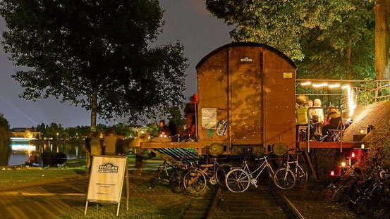 Ein Ort zum Verweilen, Musikmachen und gegenseitigen Kennenlernen: Der Waggon am Kulturgleis steht auf den Überresten der 2004 abgerissenen Hafenbahn direkt am Main und bietet seit 2008 an jedem Wochenende Veranstaltungen. Momentan ist aber Winterpause. ©