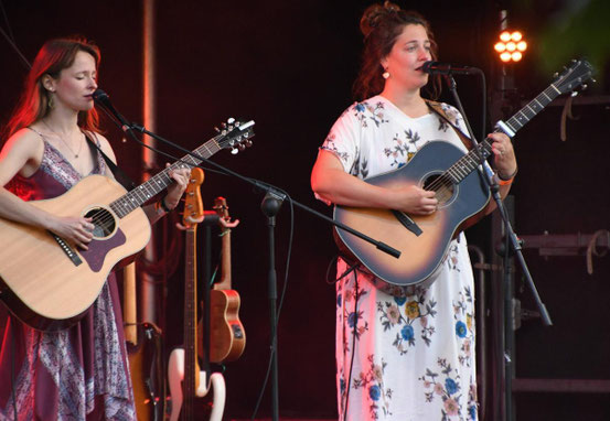 Das Folk-Duo Romie mit Jule Heidmann und Paula Stenger ist am 13. Dezember mit einem Online-Konzert im Club 8 zu Gast. Es ist das letzte Konzert der beiden Musikerinnen in diesem Jahr. © kinsler