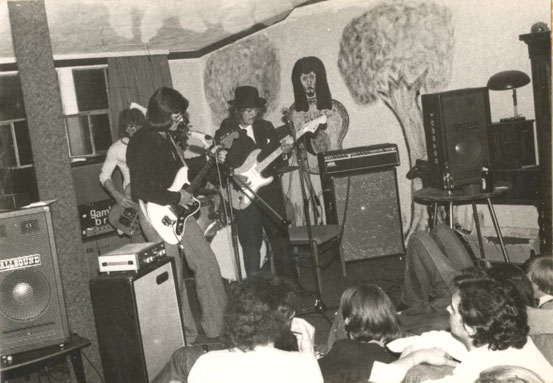 Auftritt der Gruppe "Gamblin Brain" in den Clubräumen (1975)