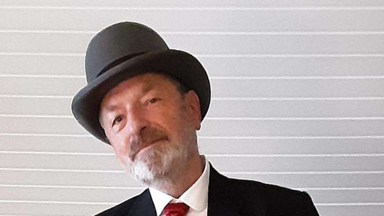 In schickem Outfit auf der Bühne: Der Seligenstädter Ritchie Peters will die Jury überzeugen. © Privat