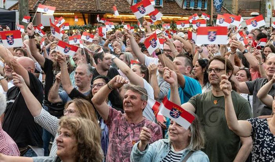 Ein Meer in rot-weiß: Bei "Erbarme, zu spät, die Hesse komme!" gingen natürlich alle Arme hoch und das Publikum sang fleißig mit. Fotos: strohfeldt