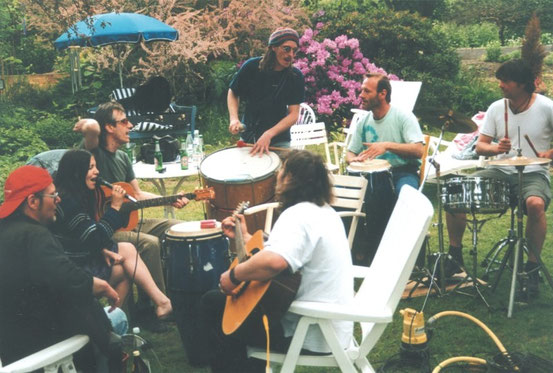 Beim Musizieren im Garten