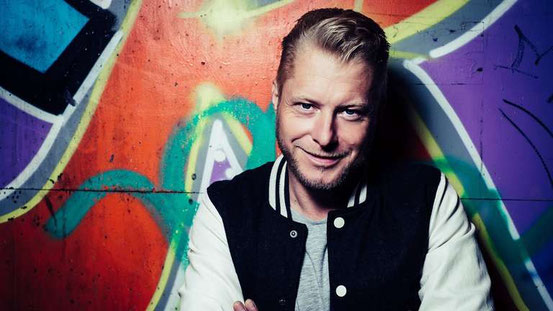 Passt musikalisch in keine Schublade: Michi Bock versteht sich auf verschiedene Genres – ob Rock, Pop, Reggae, Rockabilly oder Balladen. Am 1. September gibt er mit Band ein Heimspiel auf der Parkterrasse. © -privat