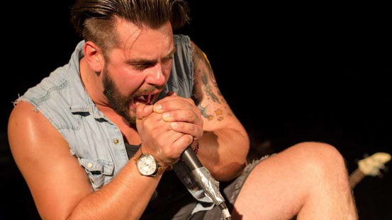 Voller Einsatz: Ein Sänger beim Rockfestival "Rocken" im August 2015 im Bürgerhaus Nieder-Roden. © Petrat